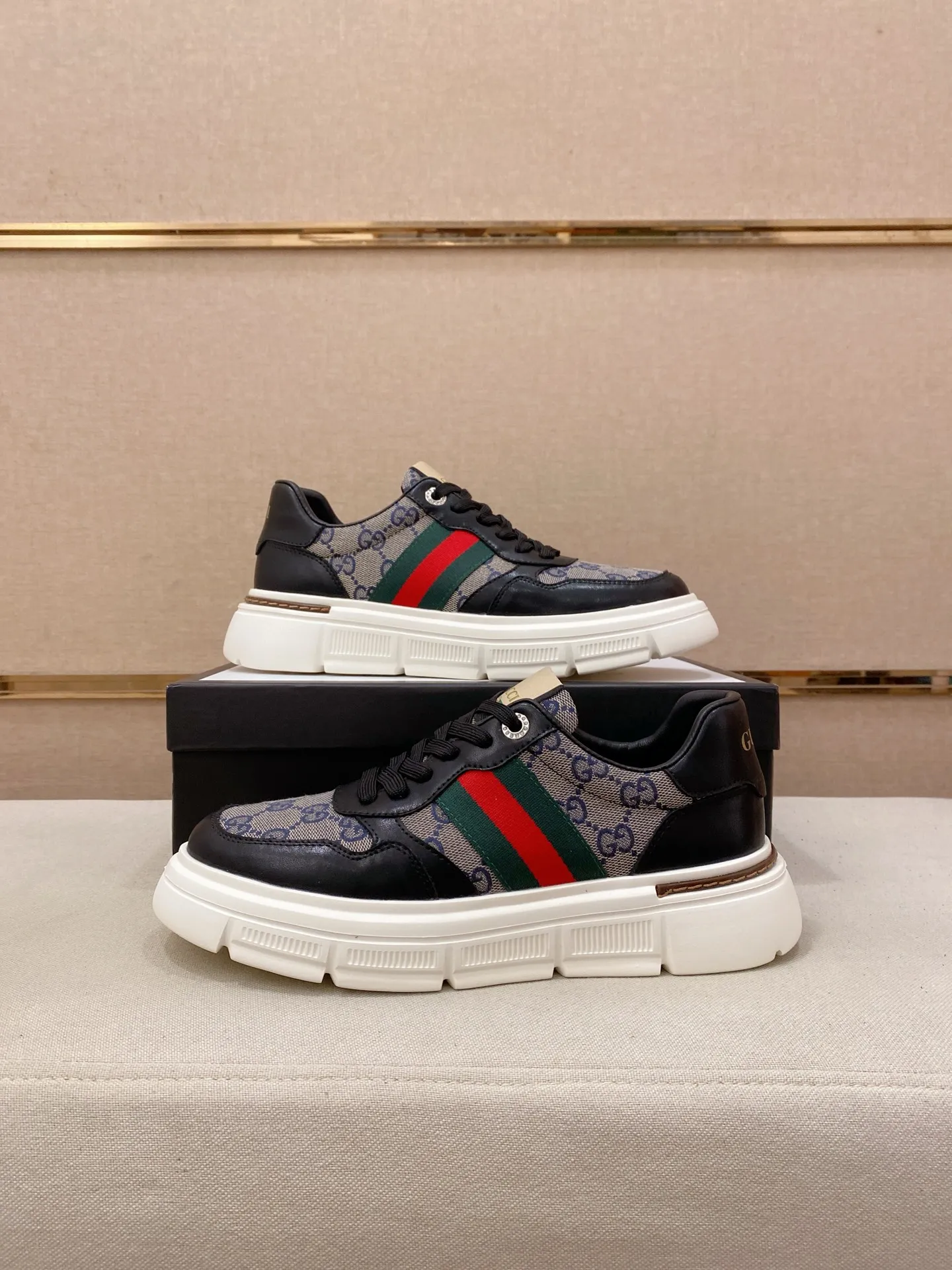 Men's shoes💰 420💰The new GUCCI (Gucci) counters are launched simultaneously. The new men's shoes, 😘fabrics are selected from imported cowhide, and the lining is sheepskin lining. 👍🏿 High-end ☄️ air-cushion molded anti-slip rubber outsole, exquisite lines, simple and elegant, comfortable and high-end for leisure travel. Code number: 38 to 44 (45 can be customized and cannot be returned or exchanged)